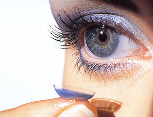Изменив цвет глаз с помощью цветных контактных линз, можно удачно подчеркнуть достоинства своего цветотипа